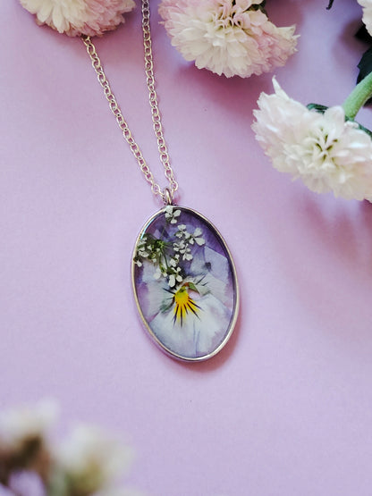 Orvokkiriipus hopeaosilla, eri värejä