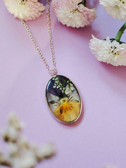 Orvokkiriipus hopeaosilla, eri värejä